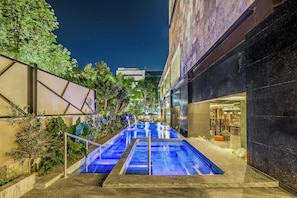 Outdoor pool, open 7:00 AM to 10:00 PM, pool loungers - Grand Fiesta Americana Guadalajara Country Club (Guadalajara)