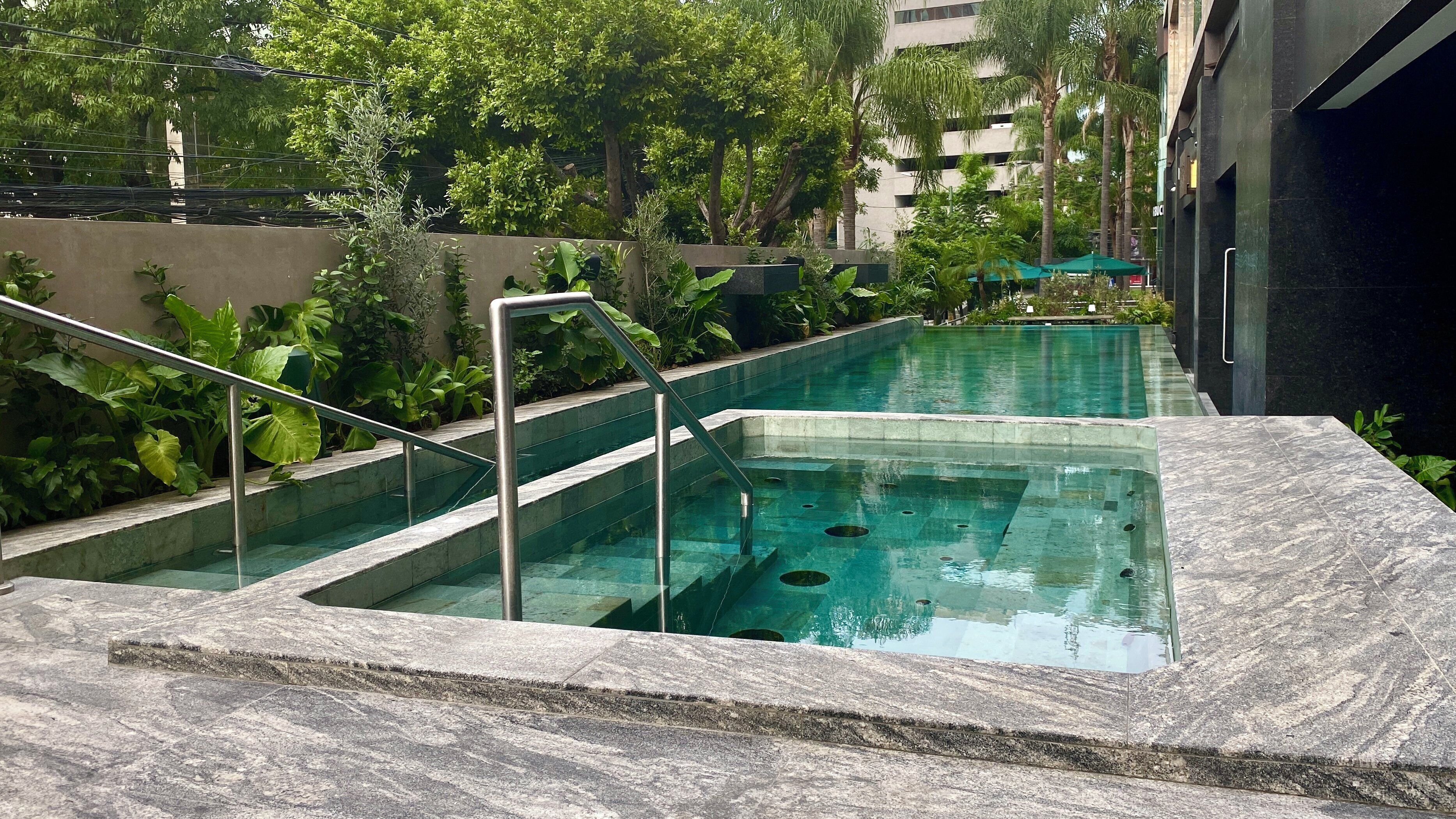 حمام سباحة خارجي