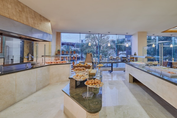 Café da manhã com buffet todos os dias (MXN 595 por pessoa)