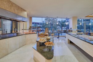 Daily buffet breakfast (MXN 595 per person)