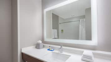 Combined shower/bathtub, free toiletries, hair dryer, towels