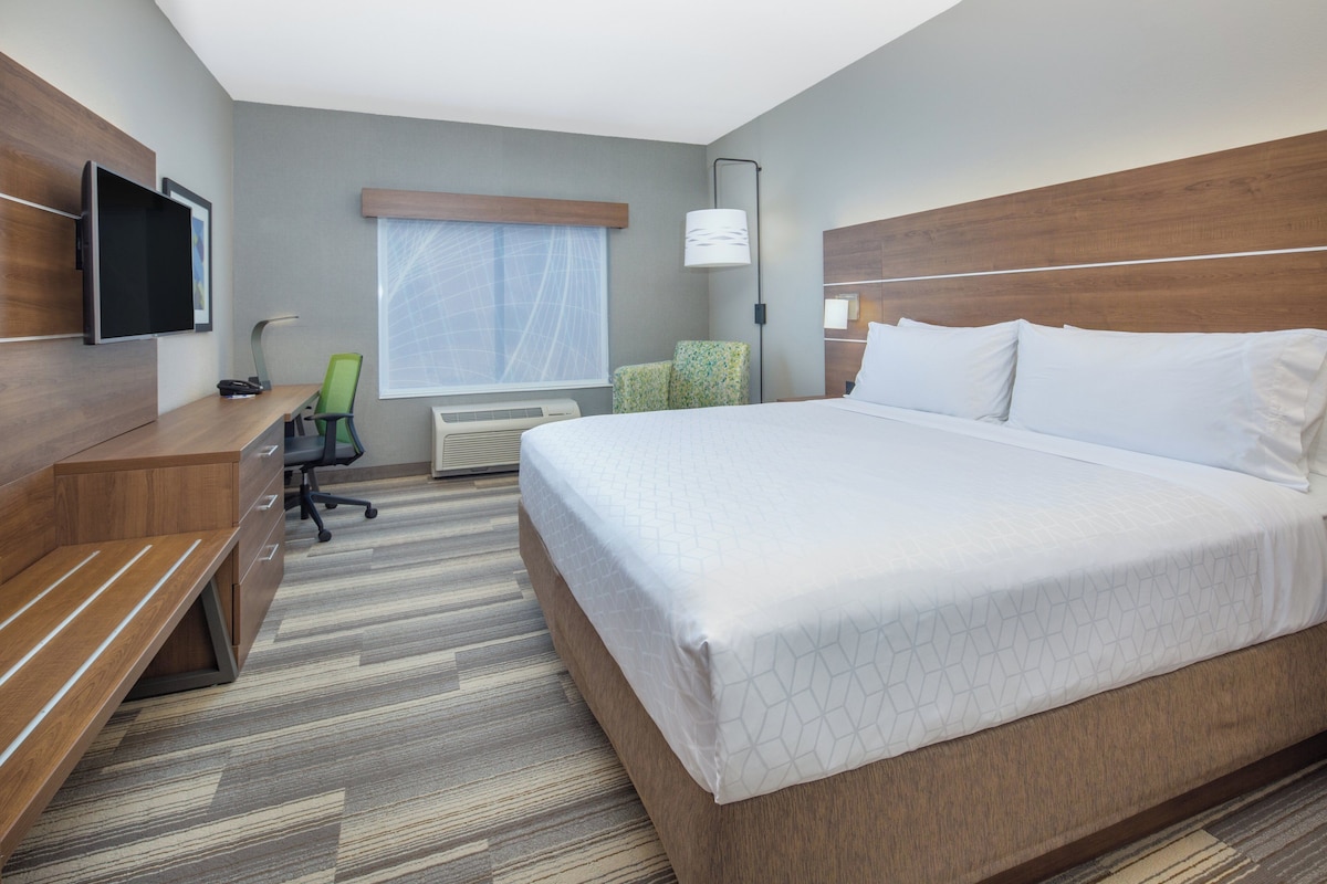 Standard Room, 1 King Bed, Accessible (Roll-In Shower) | In-room safe, desk, blackout drapes, iron/ironing board