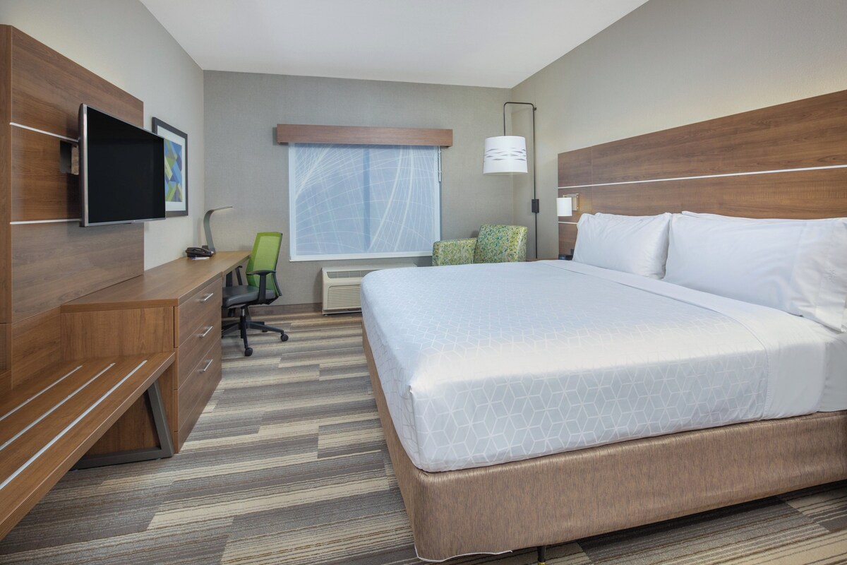 Standard Room, 1 King Bed | In-room safe, desk, blackout drapes, iron/ironing board