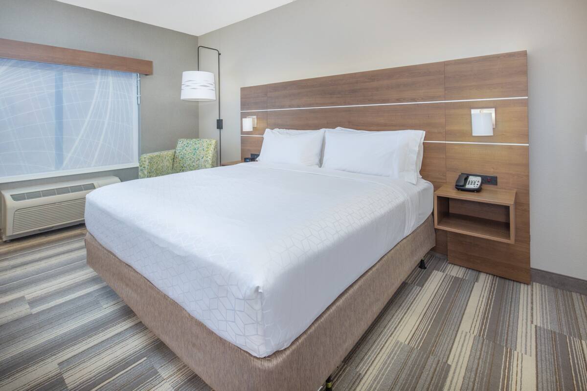 Standard Room, 1 King Bed | In-room safe, desk, blackout drapes, iron/ironing board