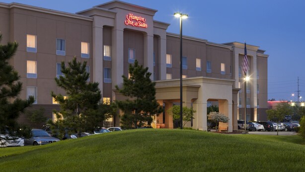 A Hampton Inn & Suites hotel with a modern facade, multiple windows, and a well-maintained lawn in front. - Hampton Inn & Suites Davenport (Davenport)