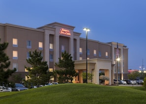 A Hampton Inn & Suites hotel with a modern facade, multiple windows, and a well-maintained lawn in front. - Hampton Inn & Suites Davenport (Davenport)