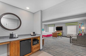 Studio, 2 grands lits, non-fumeur (Mobility & Hearing, Roll-in Shower)