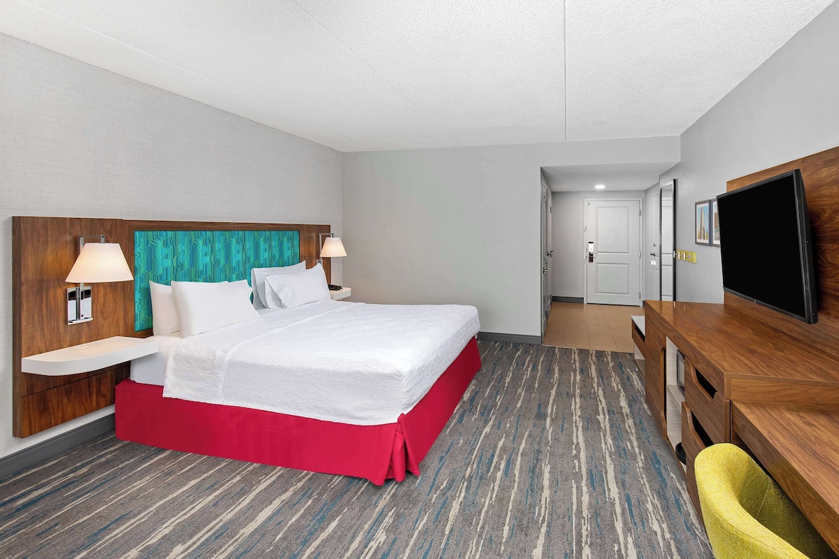 Desk, blackout drapes, iron/ironing board, free WiFi