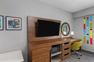 Escritorio, cortinas blackout y tabla de planchar con plancha 