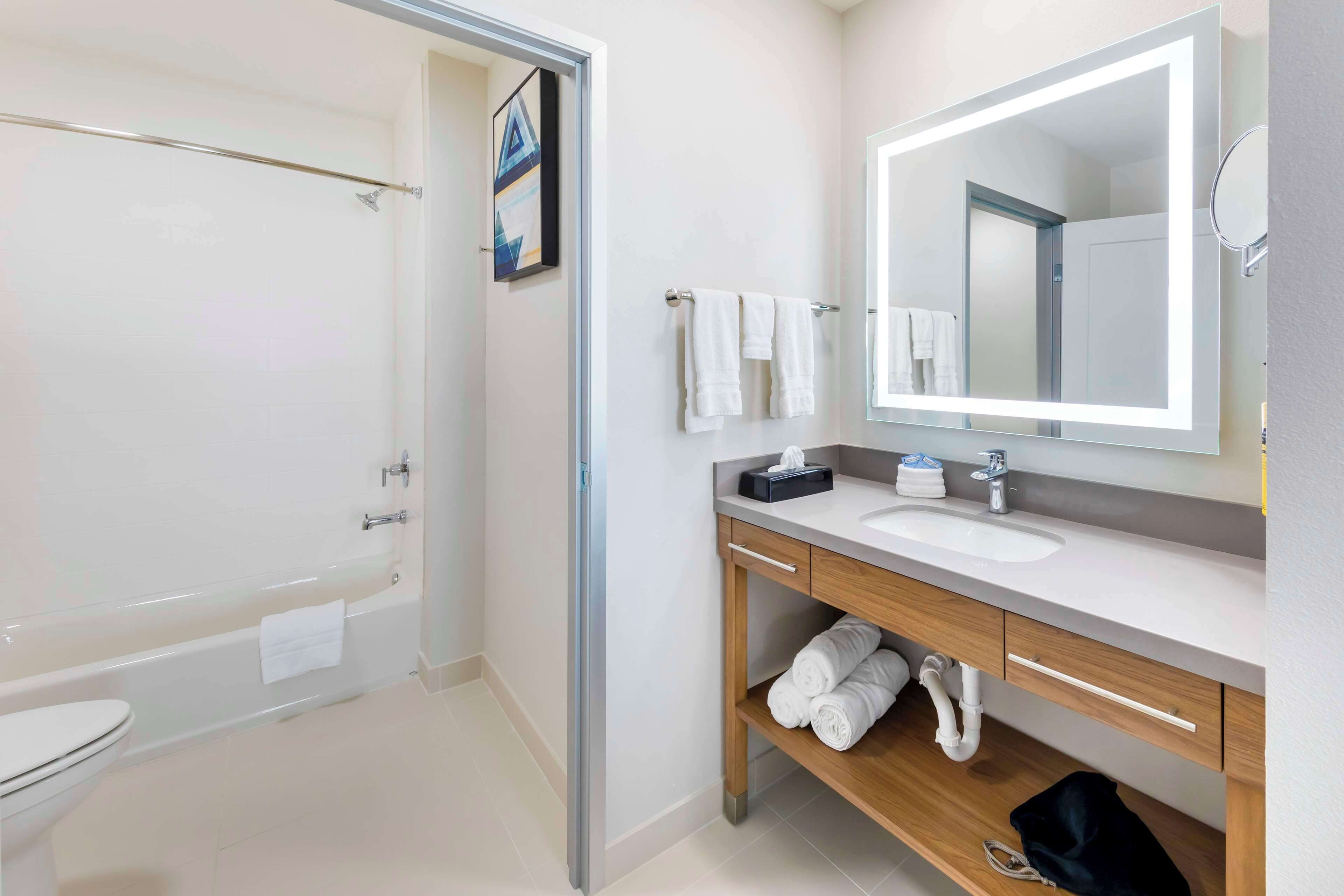 Amenidades de baño gratuitas, secadora de cabello, toallas, jabón 