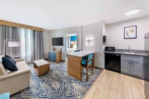 Tallelokero huoneessa, työpöytä, pimennysverhot, silitysrauta/-lauta