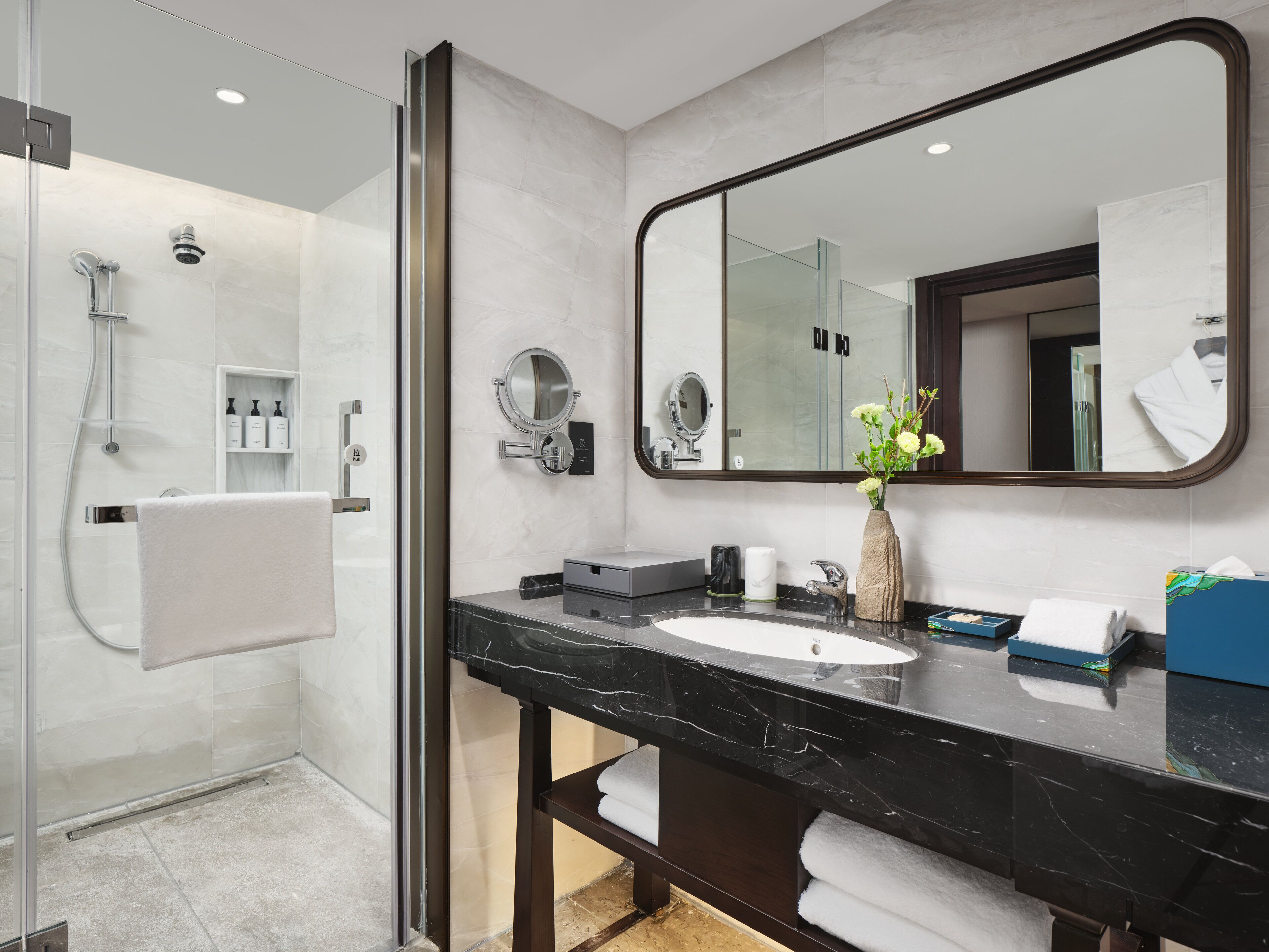 ฝักบัวในอ่างอาบน้ำ, ของใช้ในห้องน้ำระดับพรีเมียม, ไดร์เป่าผม