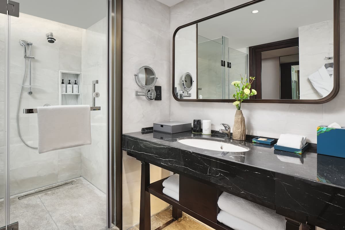 Kombinert dusj/badekar, designertoalettartikler, hårføner og badekåper