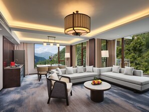 套房, 1 間臥室, 可使用俱樂部酒廊, 山景 (Dining) | 高級寢具、羽絨被、迷你吧、客房內保險箱