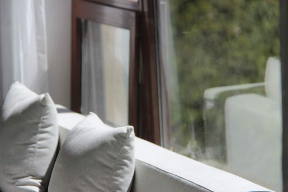 Sengetøy av topp kvalitet, dundyner, minibar og safe på rommet