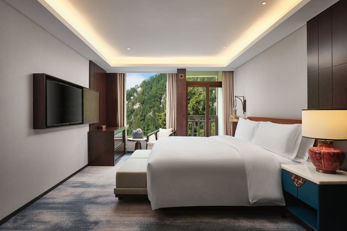 Premium bedding, down comforters, minibar, in-room safe