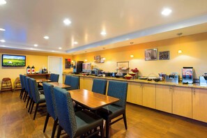 Free daily continental breakfast  - TownePlace Suites Kansas City Overland Park (Overland Park)