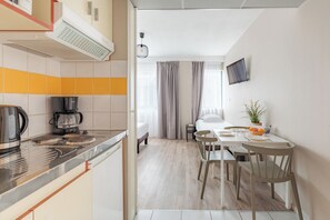 Estúdio superior, 2 camas de solteiro | Cozinha privada | Geladeira, micro-ondas, cooktop, chaleira elétrica