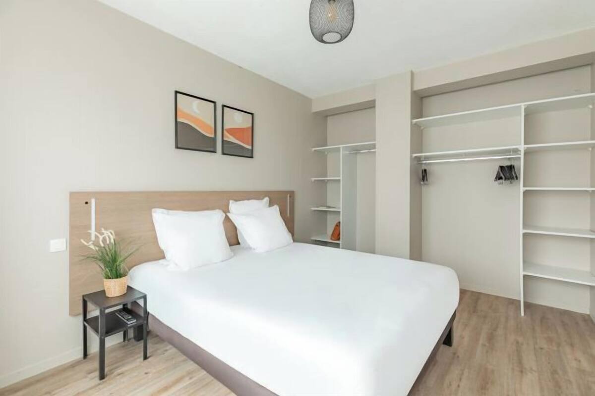 Escritorio, tabla de planchar con plancha, wifi gratis y ropa de cama