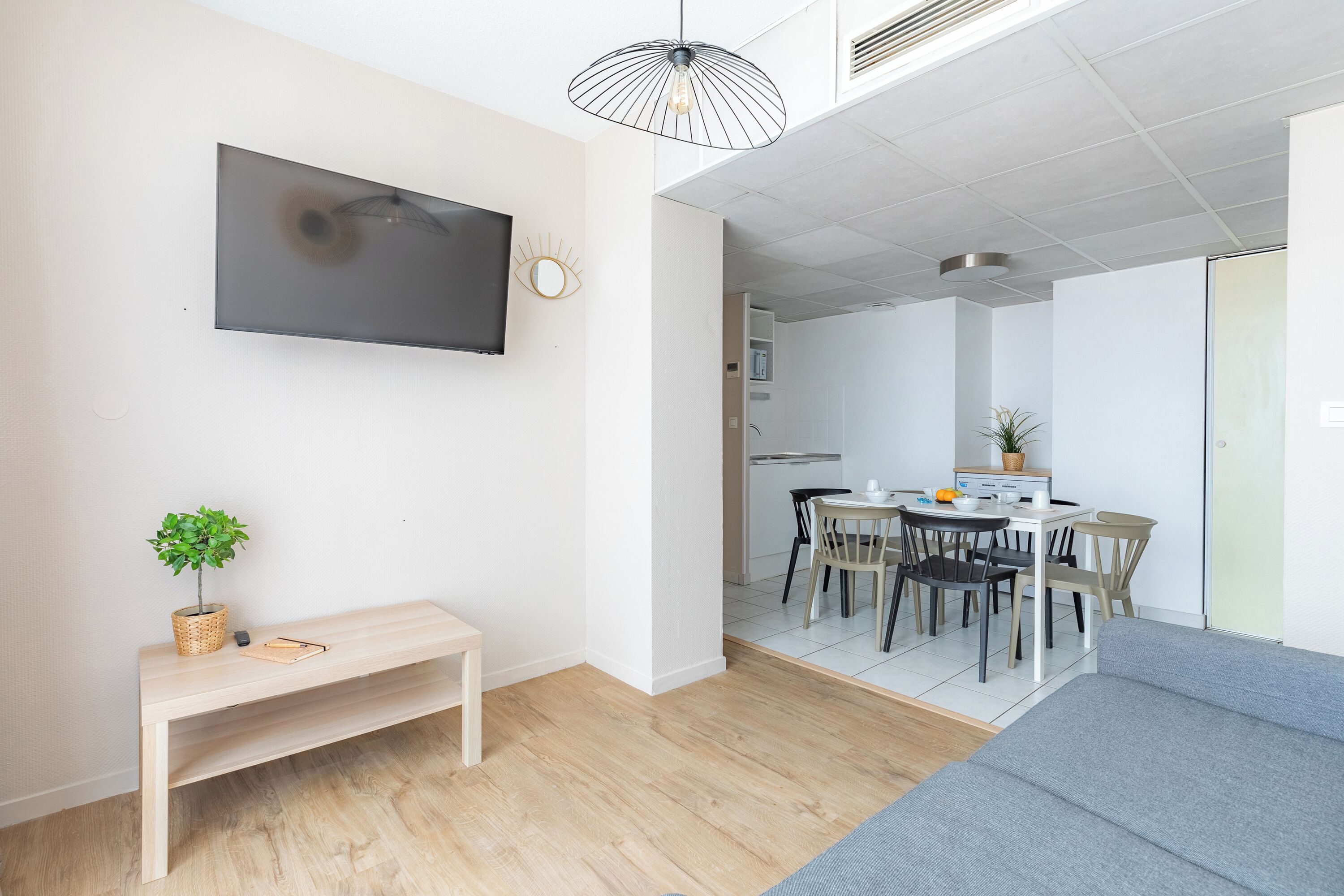 Appartement Supérieur, 2 chambres | Coin séjour | Télévision à écran plat, espaces bureaux