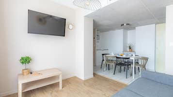 Apartemen Superior, 2 kamar tidur | Area keluarga | TV layar datar dan kantor