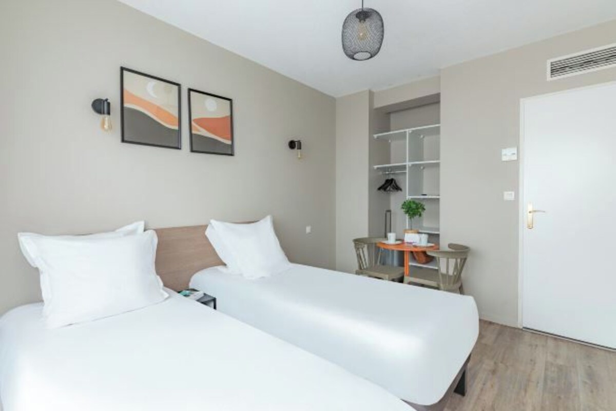 Escritorio, tabla de planchar con plancha, wifi gratis y ropa de cama 