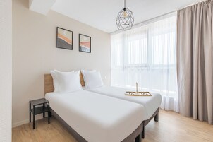 Escritorio, tabla de planchar con plancha, wifi gratis y ropa de cama 