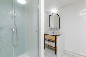 Studio Supérieur Lit Queen Size | Phòng tắm | Buồng tắm vòi sen, đồ dùng nhà tắm miễn phí, máy sấy tóc, khăn tắm 