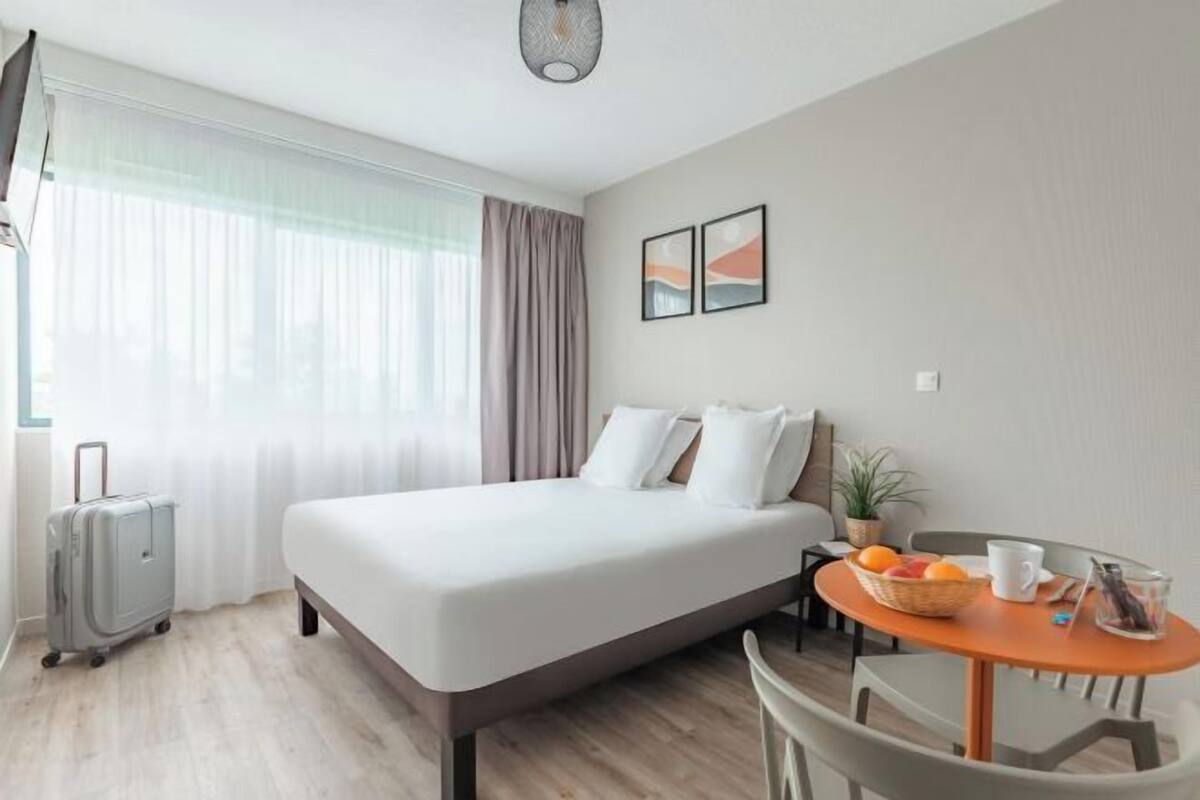 Escritorio, tabla de planchar con plancha, wifi gratis y ropa de cama