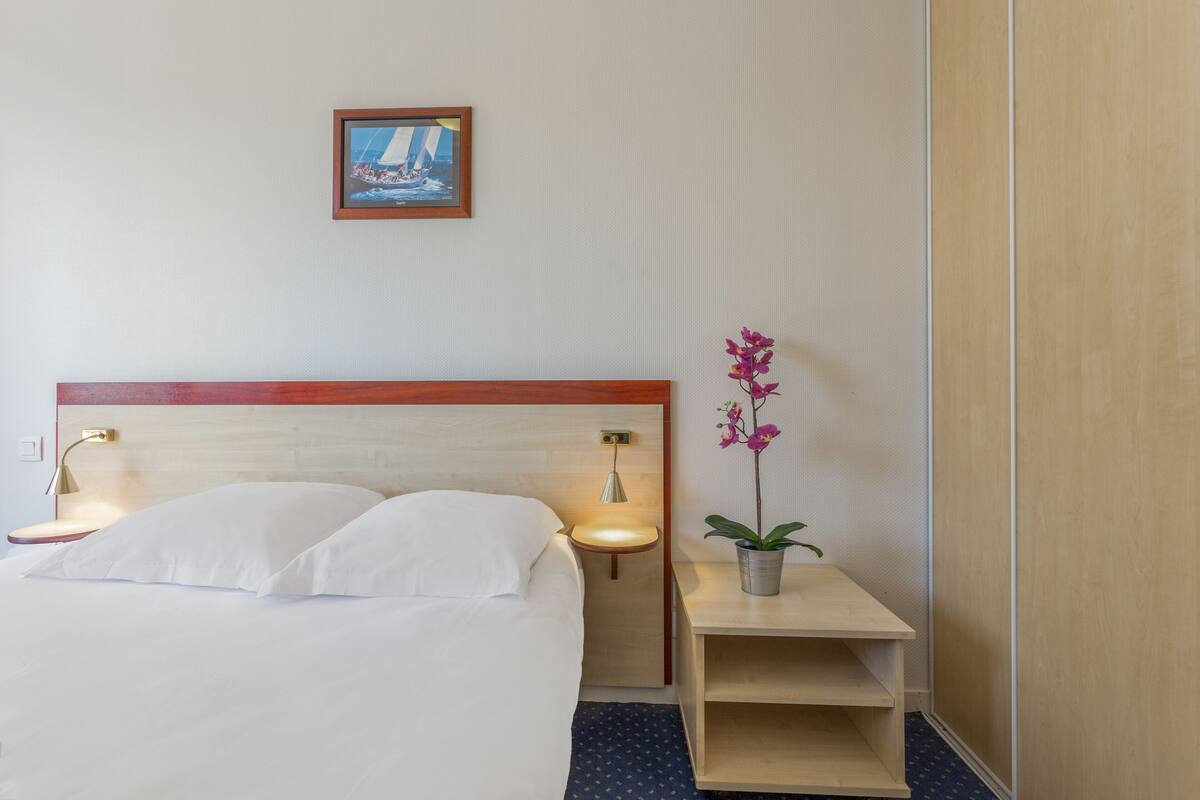 Escritorio, tabla de planchar con plancha, wifi gratis y ropa de cama