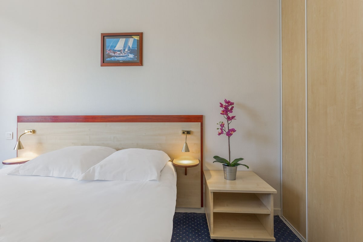 Desk, iron/ironing board (on request), WiFi (free), bed sheets