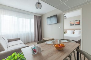 Căn hộ Superior | Khu phòng khách | TV màn hình phẳng, văn phòng 