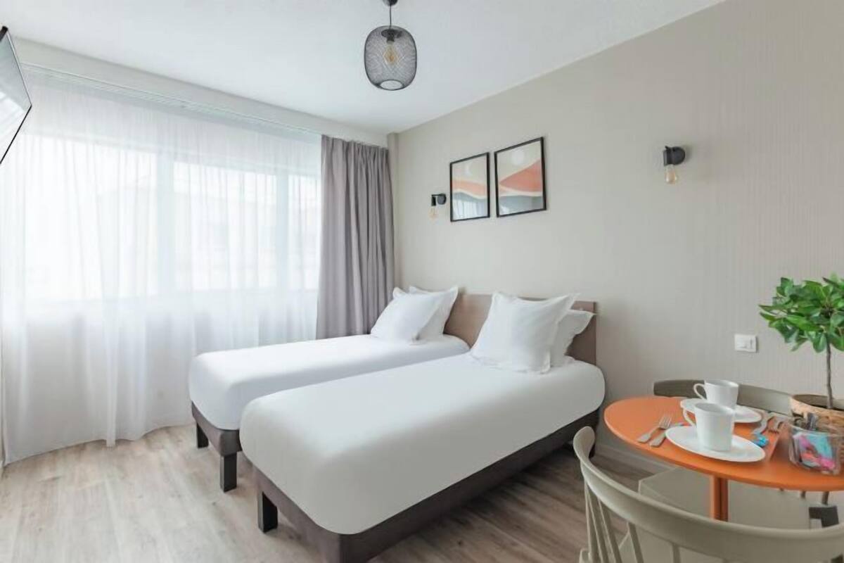 Escritorio, tabla de planchar con plancha, wifi gratis y ropa de cama