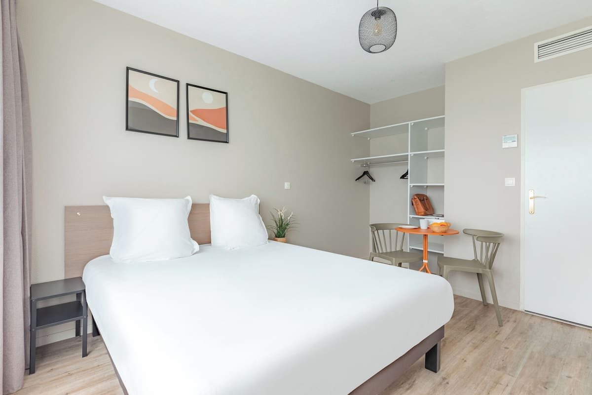 Desk, iron/ironing board, free WiFi, bed sheets