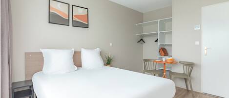 Een bureau, een strijkplank/strijkijzer, gratis wifi, beddengoed