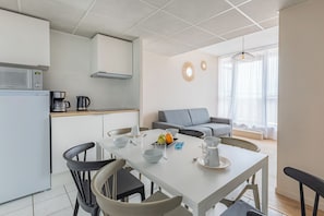 Apartamento superior, 2 habitaciones | Cocina privada | Frigorífico, microondas, placa de cocina y hervidor eléctrico