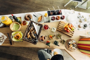 Desayuno buffet diario (EUR 16 por persona)