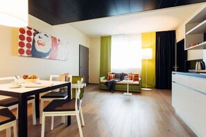 Apartamento, balcón | Zona de estar | Televisión de 40 pulgadas con canales por satélite, películas de estreno