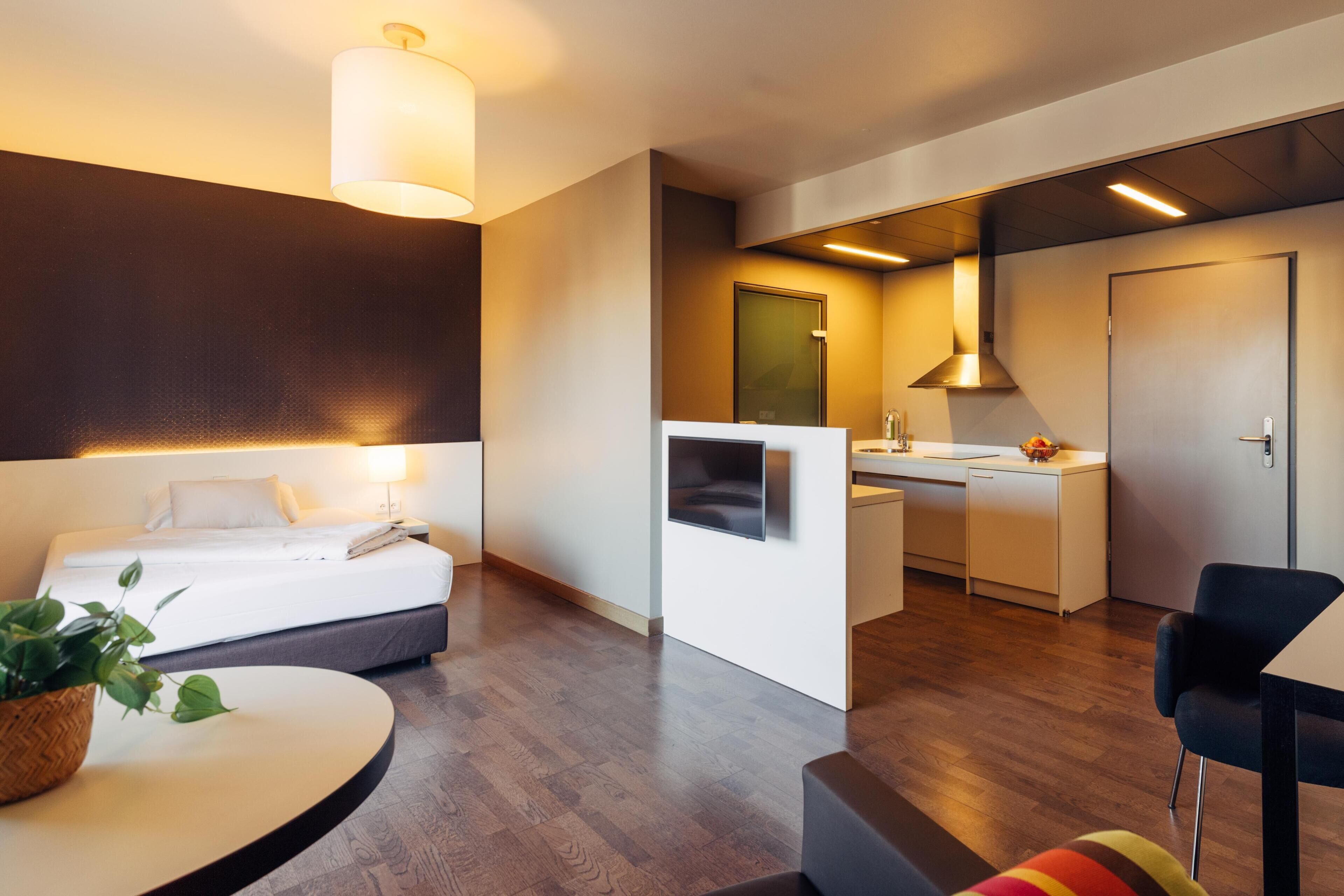 低刺激性寝具、セーフティボックス (室内)、デスク、ノートパソコン用作業スペース