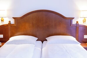 Chambre double, 1 lit double, balcon, vue sur la montagne | Couette en duvet, minibar, coffre-fort, bureau