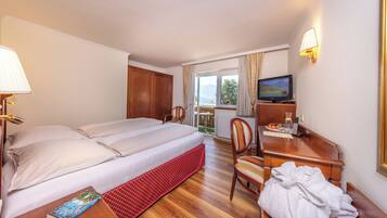 Doppelzimmer, 1 Doppelbett, Balkon, Bergblick | Daunenbettdecken, Minibar, Zimmersafe, Schreibtisch