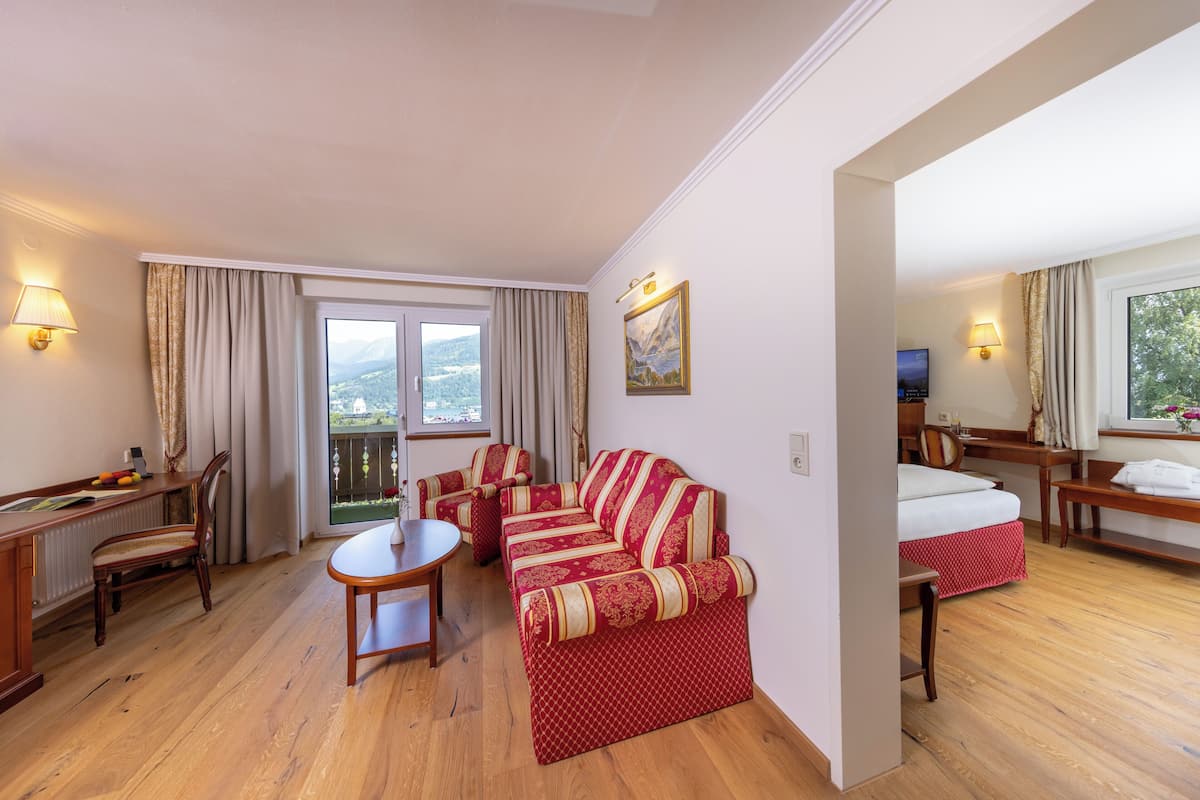 Suíte, 1 cama de casal, sacada, vista para o lago | Edredons de pluma, frigobar, cofres nos quartos, escrivaninha
