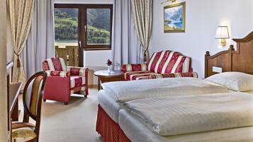 Suite Junior, 1 letto matrimoniale, balcone, vista lago | Copriletto in piuma, minibar, una cassaforte in camera, una scrivania