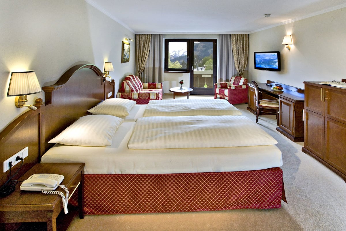 Junior Suite, 1 Katil Kelamin (Double), Balcony, Mountain View | Gebar bulu kapas, bar mini, peti besi dalam bilik, meja