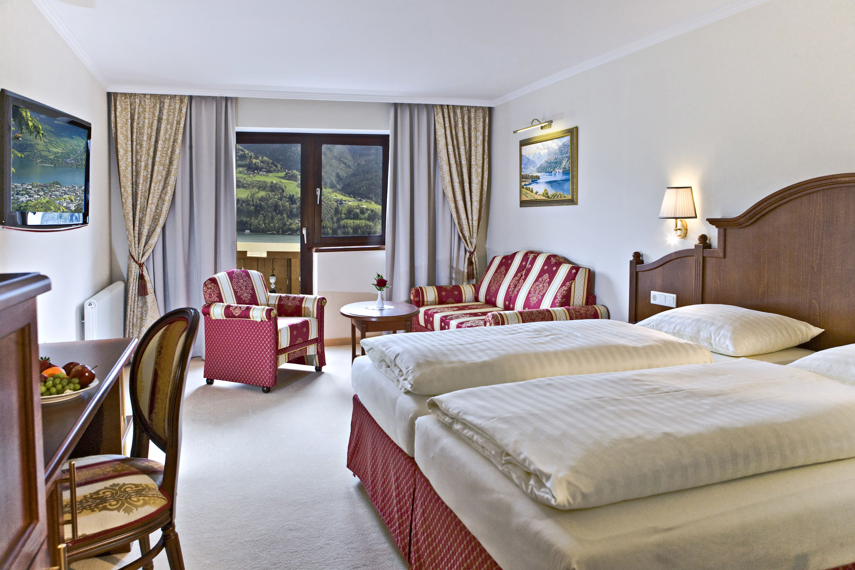 junior suite, 1 double bed, balcony, lake view | down duvets, minibar, in-room safe, desk