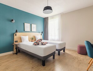 Studio Twin | Premium bedding, desk, iron/ironing board, free cribs/infant beds