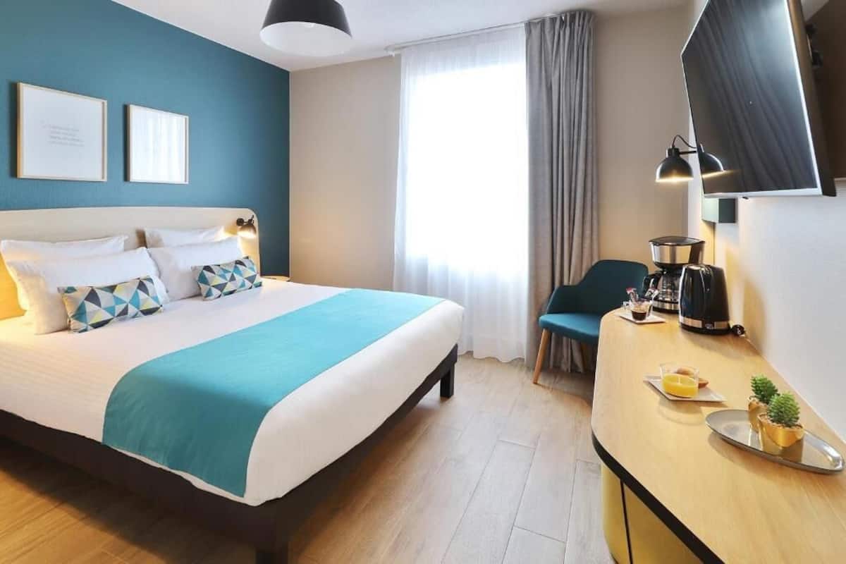 Roupas de cama premium, escrivaninha, ferros/tábuas de passar roupa