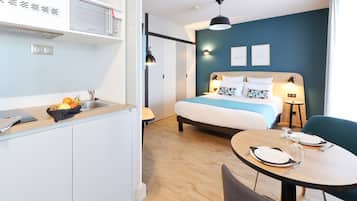 Studio Supérieur Double | Private kitchenette | Fridge, microwave, stovetop, coffee/tea maker