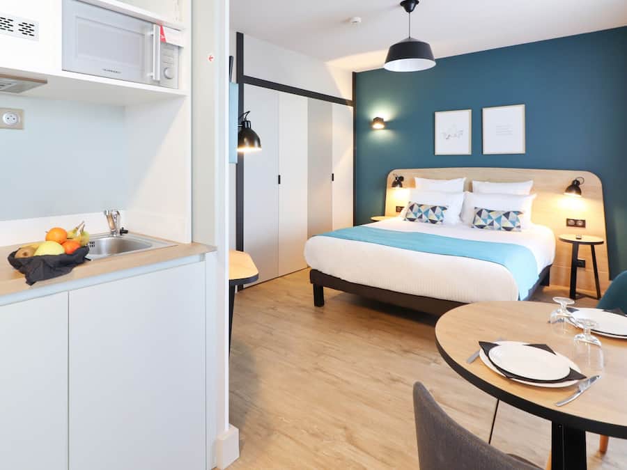 Studio Supérieur Double | Private kitchenette | Fridge, microwave, stovetop, coffee/tea maker