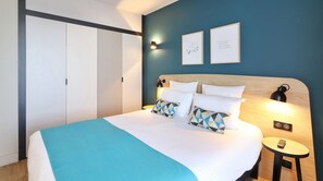 Studio Supérieur Double | Ylelliset vuodevaatteet, työpöytä, silitysrauta/-lauta